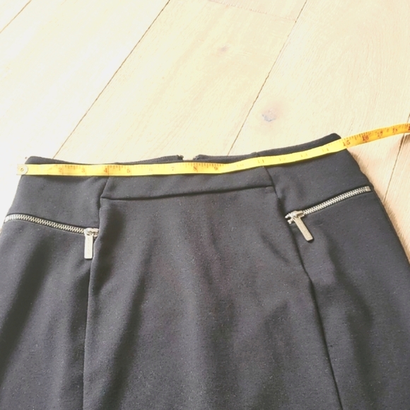 Michael Kors Elegant Black Skirt with Zipper Accents - Picture 5 of 10